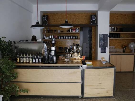 V Dejvickém „espresso baru“ židle nepotřebují