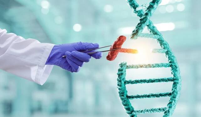 Konstrukce molekul DNA s lékařskou rukou držící kleště. Smíšená média — Stock obrázek