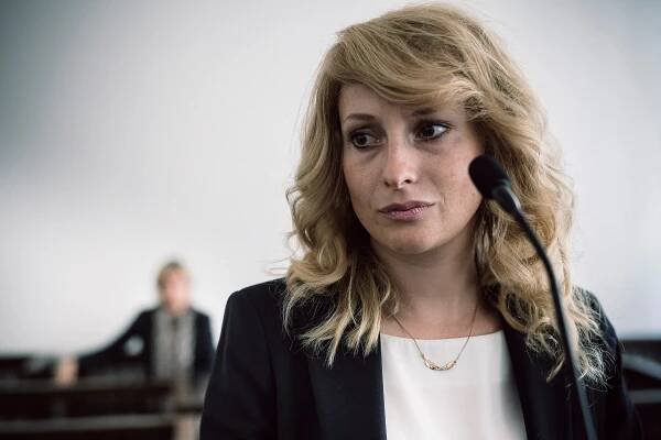 FOTO: Anna Fialová ztvárňuje Ivetu Bartošovou i v třetí sérii, v období, kdy už zpěvačka měla velké problémy s alkoholem. – stránka 54