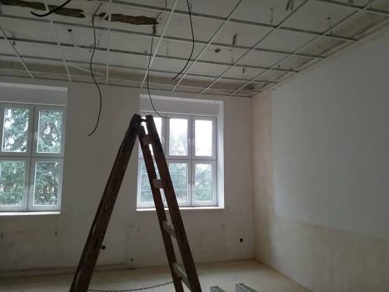 Průběh rekonstrukce interiéru obecní budovy – bývalé školy od 12/2019 – 5/2020 – Obec Svijany