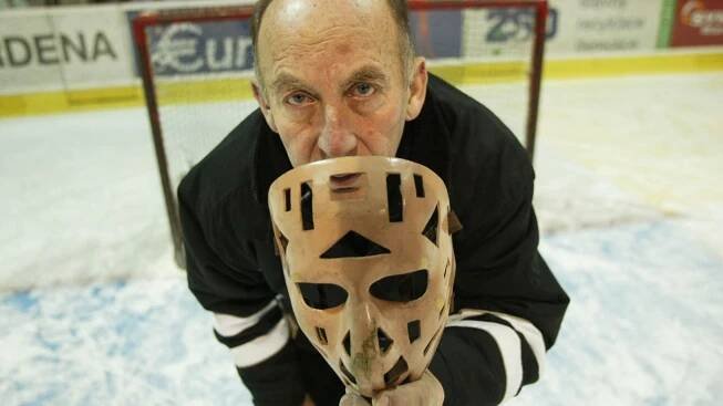 Vladimír Nadrchal se svou revoluční maskou na snímku z roku 2008.