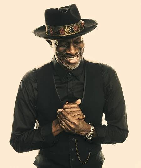 Keb’ Mo’ a kalhoty za sto babek. Americký písničkář vystoupí v Praze