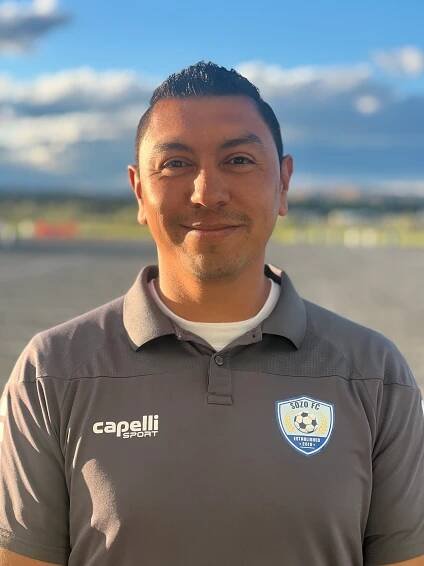 A man wearing a grey shirt with the word capell on it