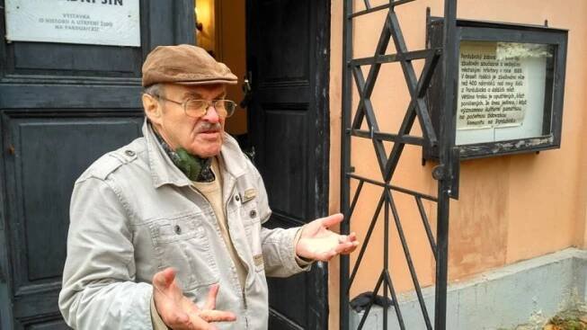 Josef Kraus je správcem židovského hřbitova v Pardubicích | foto: Šárka Kuchtová
