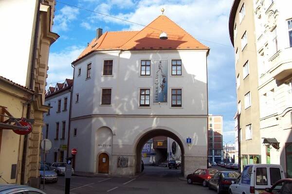 Soubor:Brno - Měnínská brána (02).jpg – Wikipedie
