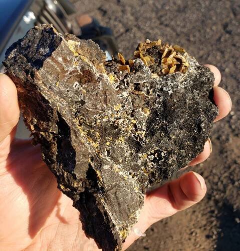 DIGGING WULFENITE CRYSTALS AT THE FINCH MINE IN ARIZONA