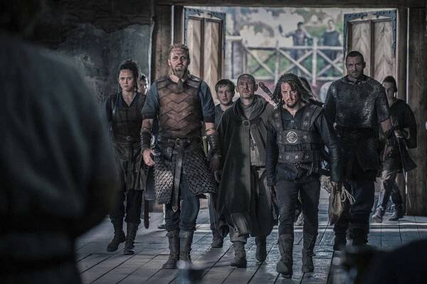 Emily Cox, Tobias Santelmann, Harry McEntire, Ian Hart, Alexander Dreymon, Adrian Bouchet - Poslední království - Epizoda 4 - Z filmu