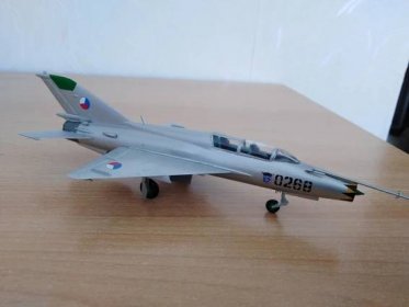 MiG-21 UM  AEROTEAM - Vojenské modely letadel