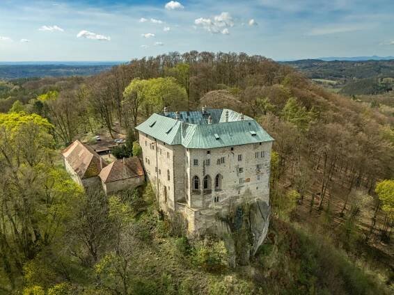 Hrad  H O U S K A ... podle profesora Tomáše Durdíka založený Přemyslem Otakarem II. Později ve správě Berků z Dubé (foto Matyáš Gá)