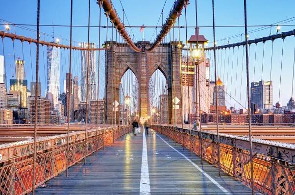 Procházka na mostu Brooklyn Bridge