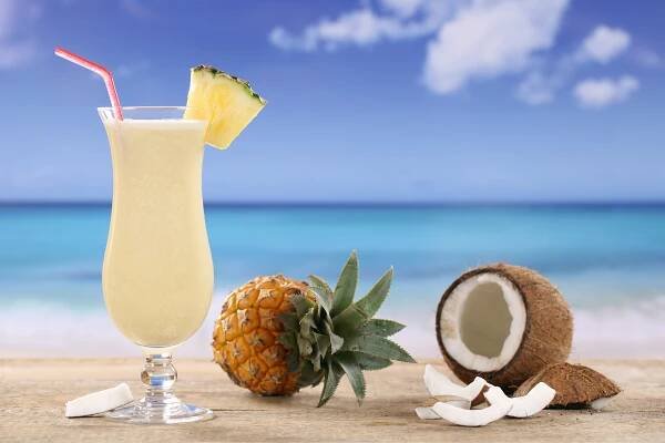 Pina colada koktejl na pláži — Stock obrázek