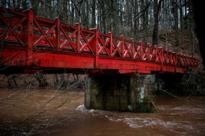 Červený most v Babiččině údolí je v havarijním stavu. Z modřínů a dubů bude nový