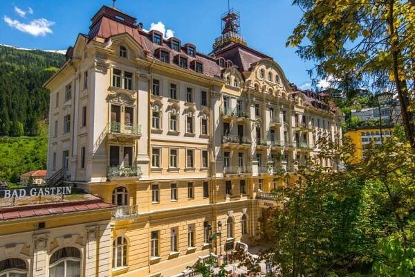 Nespecifikovaný výhled na hory nebo výhled na hory při pohledu z hotelu