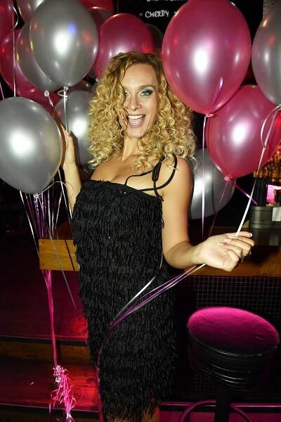Sexbomba Mottlová si ve svém prvním klipu zahrála otravnou zlatokopku: Sama taková prý není
