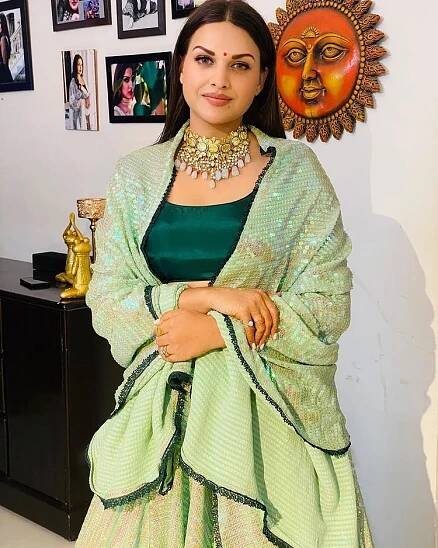 Himanshi Khurana Biography, Physical Status, Age, Height, Education, Family, Boy Friend, Favourite Things, Movies, and More - Celebrity Info World