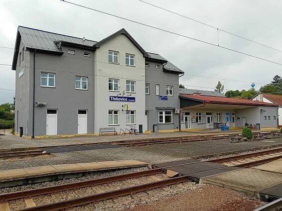 staniční budova v srpnu 2023