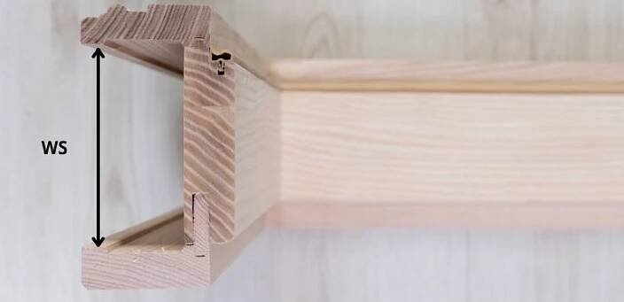 Konstrukce obložkové zárubně pro klasické dveře ostění tloušťky 26mm, s drážkou pro těsnění, doplněné nalepenou lištou šířky 65mm, která tvoří pohledovou část zárubně a výsuvnou pérkovou lištou (1)