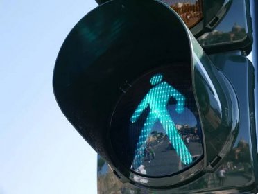 Chodci a cyklisté mají přednost. Hamburk změnil nastavení semaforů, řidiči automobilů si budou muset počkat - EnergoZrouti.cz