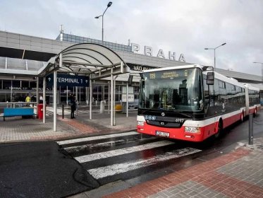 Autobus MHD před budou Letiště Václava Havla 19. listopadu v Praze.