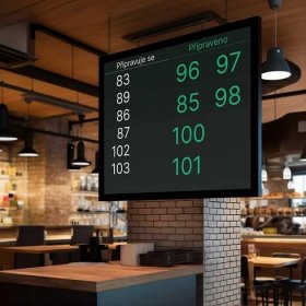 digitální vyvolávací obrazovka, která je přidělaná ke stropu v prostředí restaurace
