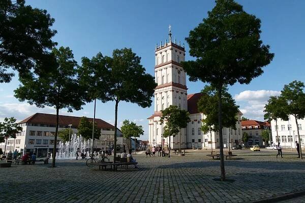 Soubor:Neustrelitz-Marktplatz mit Stadtkirche.jpg – Wikipedie