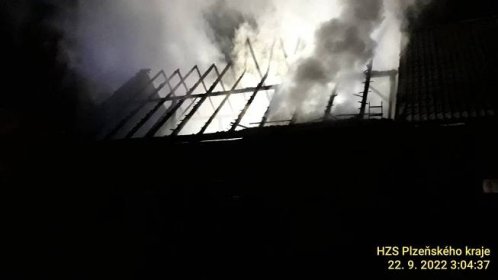 Noční požár domu v Rozsedlech: Hasiči vyhlásili druhý stupeň poplachu