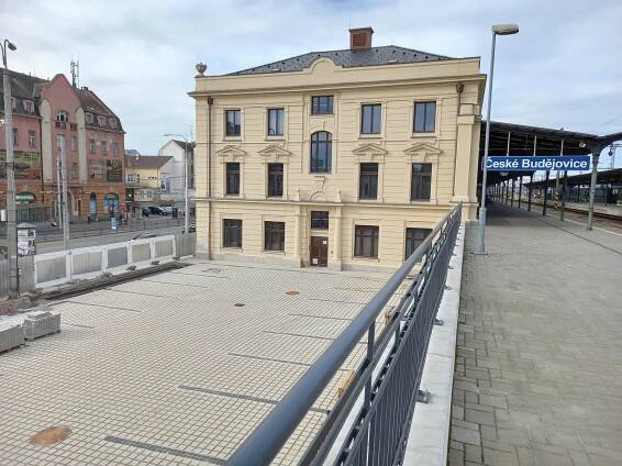 Budějovické nádraží krátce zavře příjezdovou halu, ochodila se podlaha