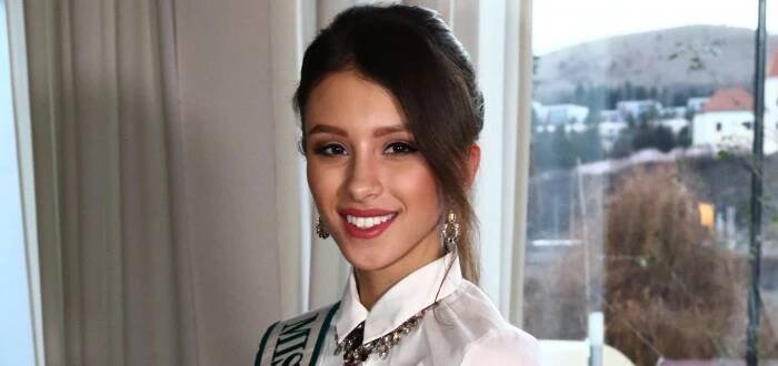 Známá modelka bere od rodiny dalšího boháče. Budou žít ve třech i s její přítelkyní jako předtím se Smolíkem?