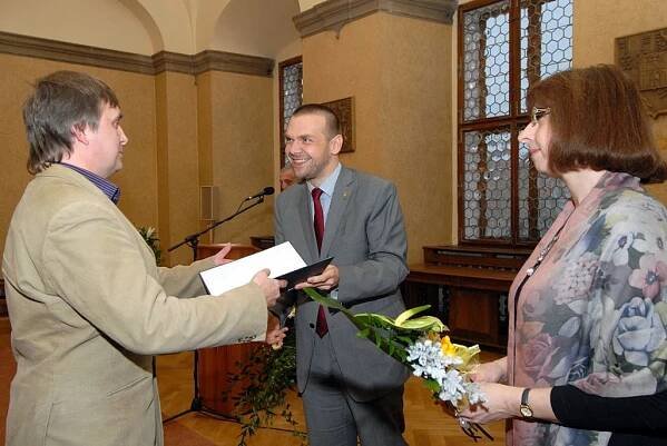 Držiteli Ceny Bohumila Polana, kterou Středisko západočeských spisovatelů od roku 2001 uděluje autorům za nejlepší díla, jež v daném roce ve vztahu k regionu vyšla, získali v kategorii poezie Alena Vávrová za básnickou sbírku Harlekýn na římse a Milan Čechura za dílo Malý nepřítel. Porota dále čestným uznáním ocenila Milana Šedivého za knihu Bác! a Ivo Fencla za knihu Domek pana Stilburyho. (foto: 28.11.2014)
