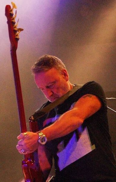 Krátce: Peter Hook v LMB - Proti šedi