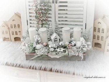 Adventní svícen v dřevěném truhlíku - s kapličkou, domečky a stromečky - bílé vonné rustikální svíčky