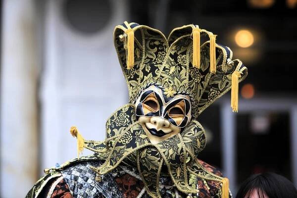 Benátky pobláznil legendární karneval. I svůdník Casanova by se červenal