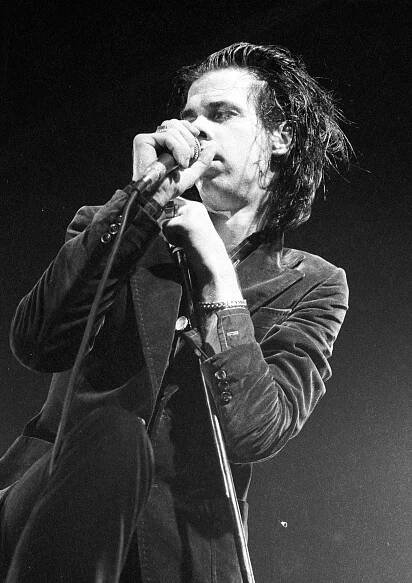 Básně psané na pytlíky na zvratky. Hudebník Nick Cave představuje novou knihu
