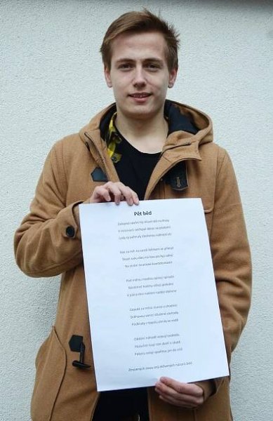 Básník Tomáš Abraham: Za umění z Mostu? Pod most a v padesáti z něj skočit