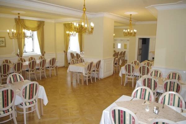 Zámecká restaurace, nám. Svobody 1, Dobříš