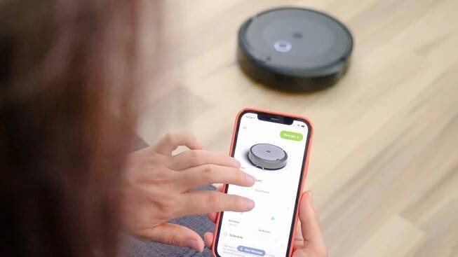 Robotický vysavač ovládaný přes aplikaci v mobilním telefonu