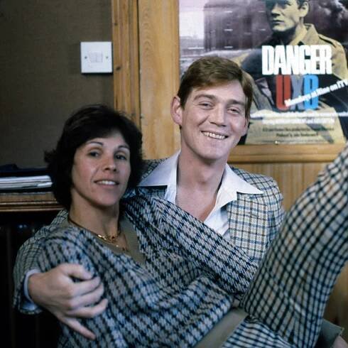 File:Anthony Andrews & Georgina Simpson Allan Warren (cropped).jpg - Wikimedia Commons