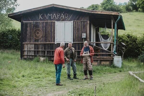 První série seriálu Osada České televize se věnuje chataření.
