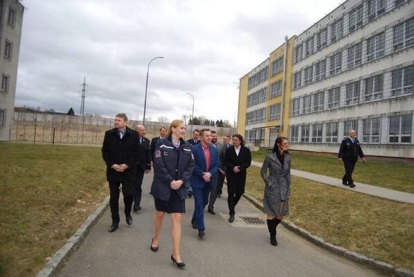 Věznici Kynšperk nad Ohří navštívil sněmovní podvýbor pro vězeňství | Vězeňská služba České republiky