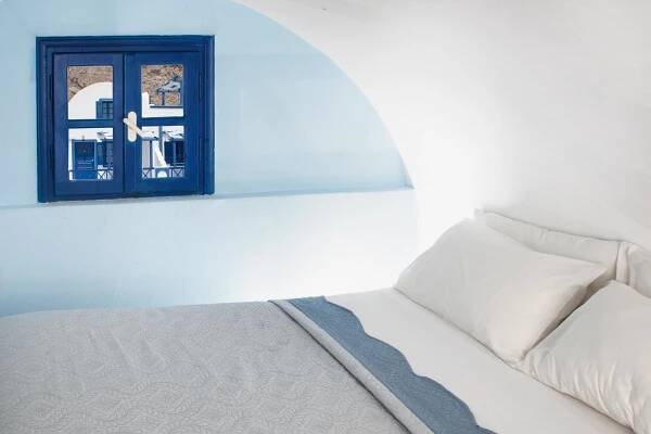 Roula & 3* Perissa (Santorini)
