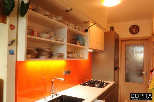 Lamino kuchyň v paneláku, pracovní deska kompaktní laminát - Projekt - InHaus