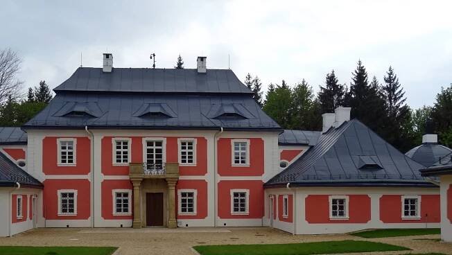 Lovecký zámek Karlštejn, Svratouch