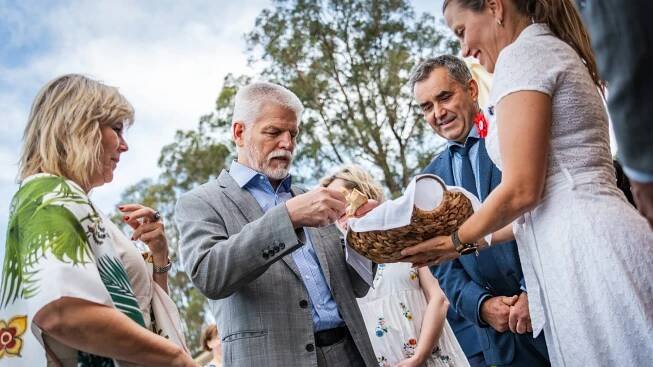 OBRAZEM: Steak či český guláš z klokana? Chutná jako hovězí, zhodnotil prezident Pavel