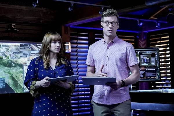 Námořní vyšetřovací služba L. A. - Zabijáci - Z filmu - Renée Felice Smith, Barrett Foa