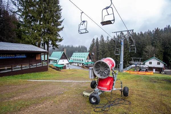 Přípravy na lyžování v Beskydech: skipasy zdražily, střediska sázejí i na slevy