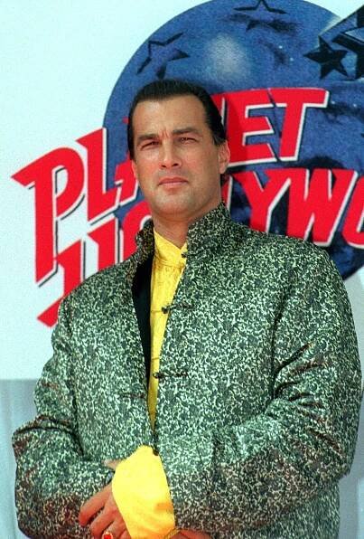 Bývalý akční hrdina Steven Seagal nezadržitelně tloustne: Má prý už přes 180 kilo! Ukázal se na Putinově „slávě“