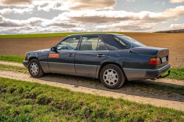 Je nezapomenutelná W124 nejkvalitnější mercedes-benz všech dob? Nebo dokonce nejlepší auto všech dob? Moderní konkurenci zesměšní určitě
