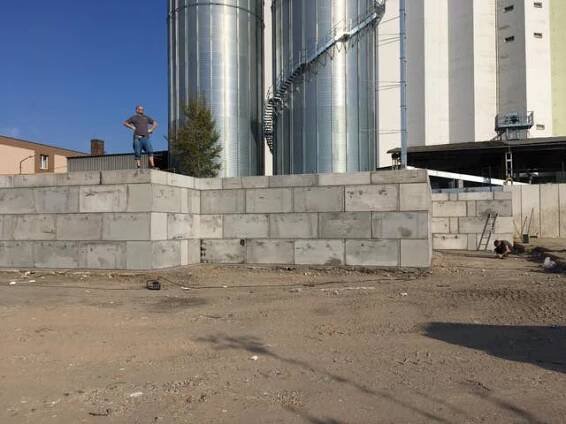 Opěrná stěna - AVE Žďár nad Sázavou - MegaBeton - betonový blok
