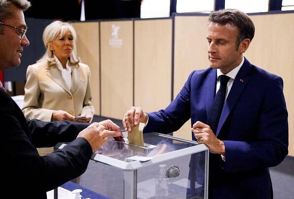 Macronovi u voleb rozdávali úsměvy, výsledek ale bude velmi těsný! Vyhrát může i Mélenchonova unie