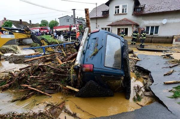 Rozhodují centimetry. Jak vysoká voda je pro auto ještě bezpečná a kdy už je zle